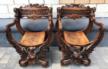 Парные антикварные ореховые кресла с орлами